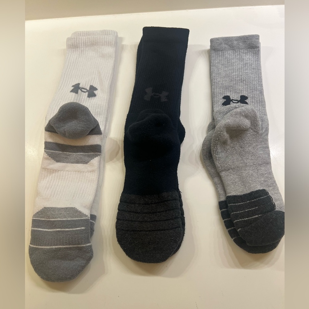 UNDER ARMOUR MEN’S CREW SOCKS 5 PAIRS. 3 WHITE. 1 GRAY. 1 BLACK. SIZE 8.5 - 13 - Picture 2 of 6